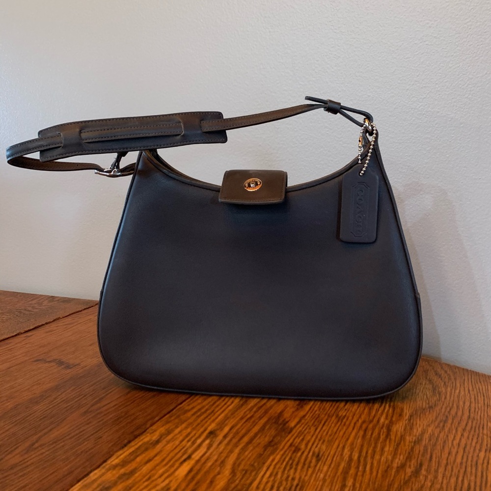 Coach small black purse D1K-8319